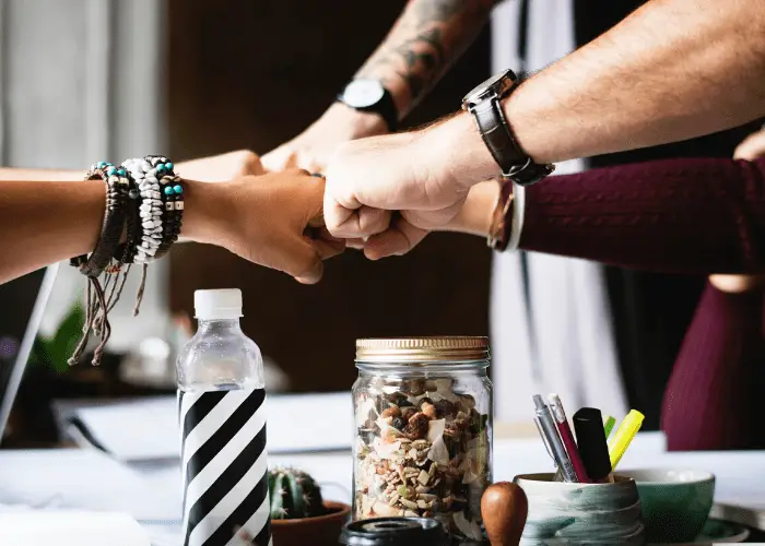 Jóvenes amigos que se apoyan mutuamente para ser felices juntos