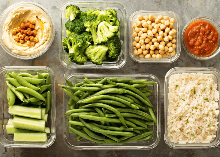 Meal-prep vegano para ahorrar tiempo de brocoli, hummus, arroz, garbanzos, judías verdes...