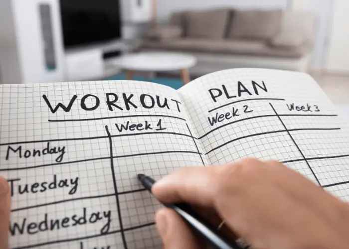 pan y rutina fitness escrita en una agenda para hacer ejercicio en casa