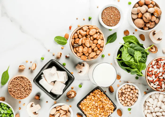 fuentes de proteína vegana vegetariana: legumbres, espinacas, tofu, champiñones, lino, soja