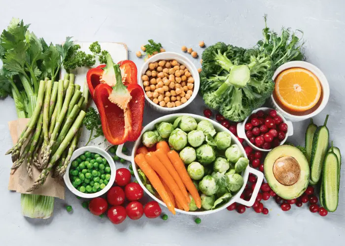 Alimentos y recetas veganas y vegetarianas con garbanzos, brocoli, coles de bruselas, espárragos, tomates, aguacate, naranja...