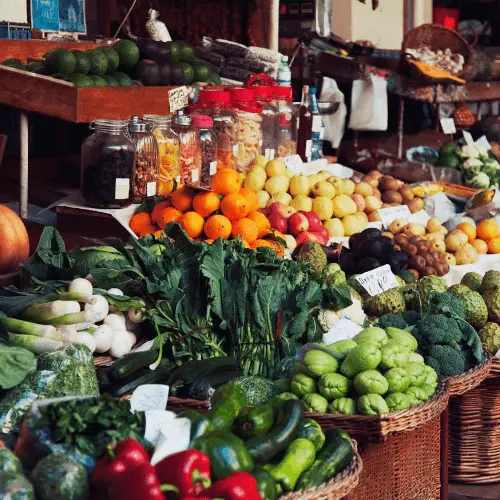 comprar en el mercadillo para comer sano y barato: acelgas, pimientos, cebolla, kale pepinos, manzanas...